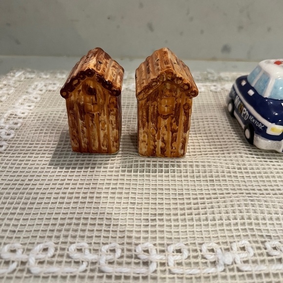 2 sets of Salt and Pepper Shakers. Minature OutHouse S&P and NYPD police car S&P - Picture 4 of 13